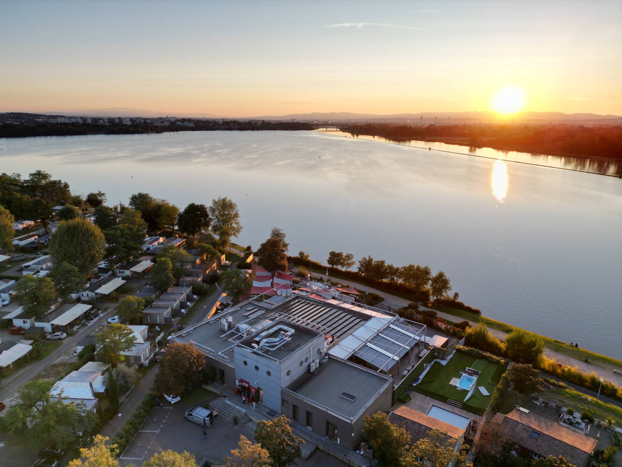 Vue aérienne du domaine Le Trident au bord du lac